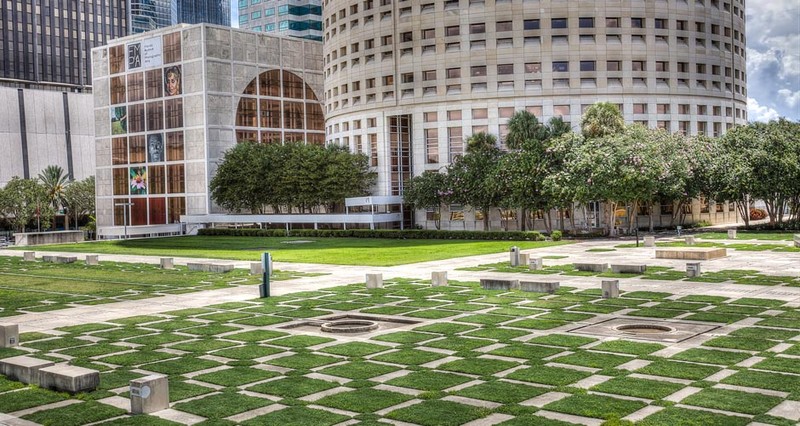 Kiley Gardens features a checkerboard pattern of grass and concrete that mirrors the nearby Rivergate Tower. 