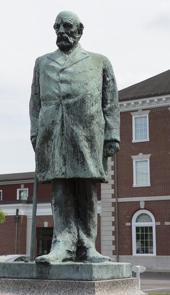 The Collis P. Huntington Statue was commissioned by the Huntington family in 1924 and sculpted by Gutzon Borglum, who later designed Mount Rushmore. Image courtesy of the Library of Congress. 