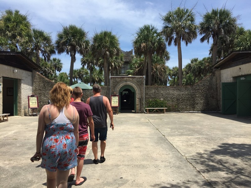 Entrance to Atalaya. Located to the left is the garage and to the right is the stables and kennels.