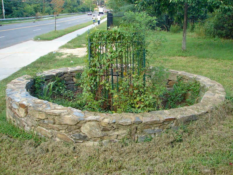 Southeast No.5 Boundary Marker. Image by Smallbones - Own work, CC0, https://commons.wikimedia.org/w/index.php?curid=16163366