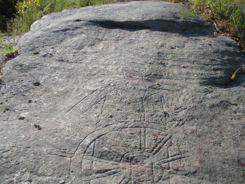 A further away picture of "The Mariner". As you can see some of the carving has eroded away. (via https://smoothingit.wordpress.com/2013/02/10/rock-carvings-on-the-new-river/)