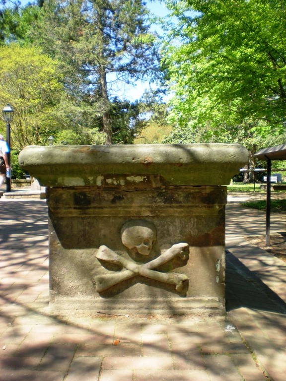 Tomb at the Bruton Parish Church. Image by Sarah Stierch - Flickr: Burial at Bruton Parish Church (CC BY 4.0) 