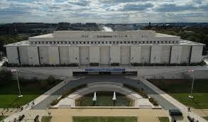 National Museum of American History building incorporates the symmetry and columns of neoclassic architecture while using a sleek and modern design.