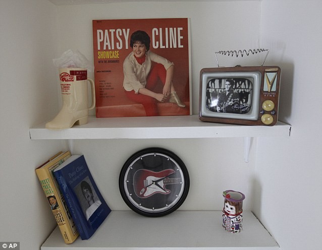 Memorabilia displayed in bookshelf.http://www.dailymail.co.uk/news/article-2020149/Patsy-Cline-fans-Crazy-house-Fifties-singing-star-lived-gets-100-000-revamp.html