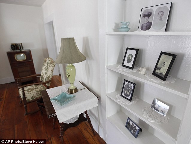 Original memorabilia in renovated room.http://www.dailymail.co.uk/news/article-2020149/Patsy-Cline-fans-Crazy-house-Fifties-singing-star-lived-gets-100-000-revamp.html