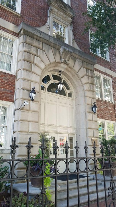 2019 photograph of front door of 696 Peachtree St. Apts. (JJonahJackalope)