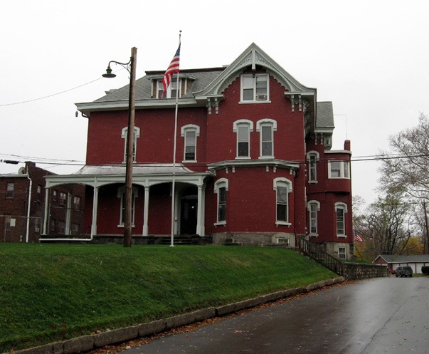 The Oak Place mansion was the home of inventor Lewis Miller. It was the location of the wedding of Miller's daughter Mina to Thomas Edison.