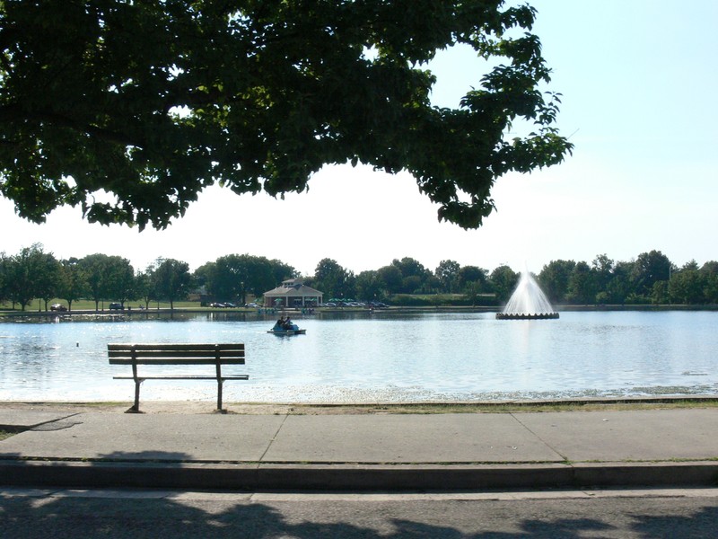 The Fountain Lake at Byrd Park in Richmond, Virginia. Image by Morgan Riley - Own work, CC BY 3.0, https://commons.wikimedia.org/w/index.php?curid=15686770.