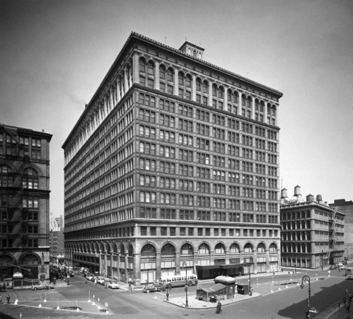 A full view of the Wanamaker Building prior to being enclosed by larger buildings in Philadelphia's City Center.