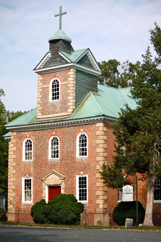 (2011) Historic Aquia Church in Stafford, Virginia. Image by By Cowpie21 - Own work, CC BY-SA 3.0, https://commons.wikimedia.org/w/index.php?curid=21569327.