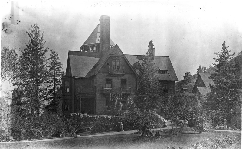 1880s photo of the original house that would become Glen Eyrie castle
