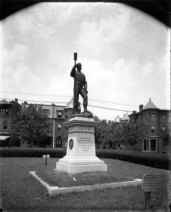 Statue, Monument, Black-and-white, Landmark