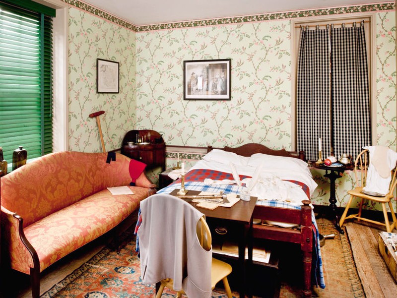 The bedroom where Kosciuszko recovered has been restored to how il looked in 1797 with period artifacts and furnishings.
