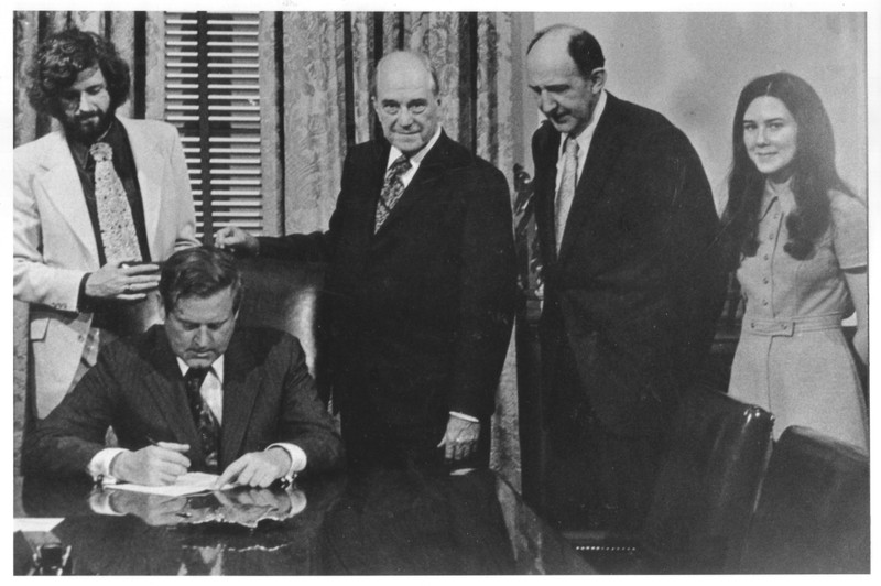 (April 7, 1972) Governor A. Linwood Holton signs H-210 separating George Mason College from the U.Va; George Mason University Photograph Collection, 1950s-1999 Box 2, Folder 9, CC BY-SA 4.0, http://commons.wikimedia.org/w/index.php?curid=40992649