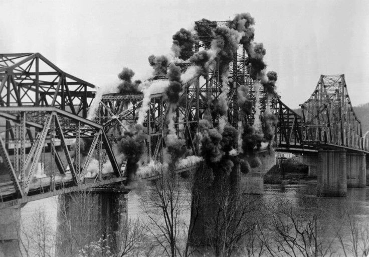 Photo of the demolition of the Sixth Street Bridge in 1994.
Photo By Thomas L. Dillon
