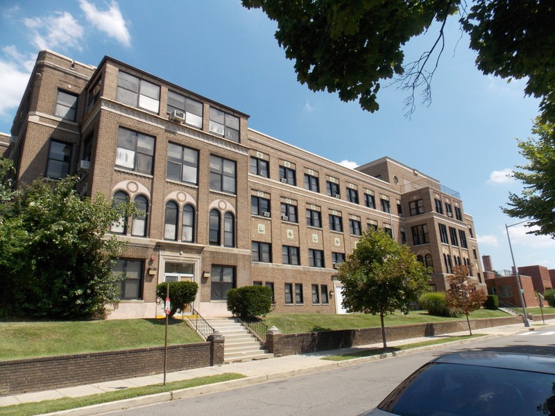 Hebrew Home for the Aged and Jewish Social Service Agency; image by Farragutful - Own work, CC BY-SA 3.0, https://commons.wikimedia.org/w/index.php?curid=34964978