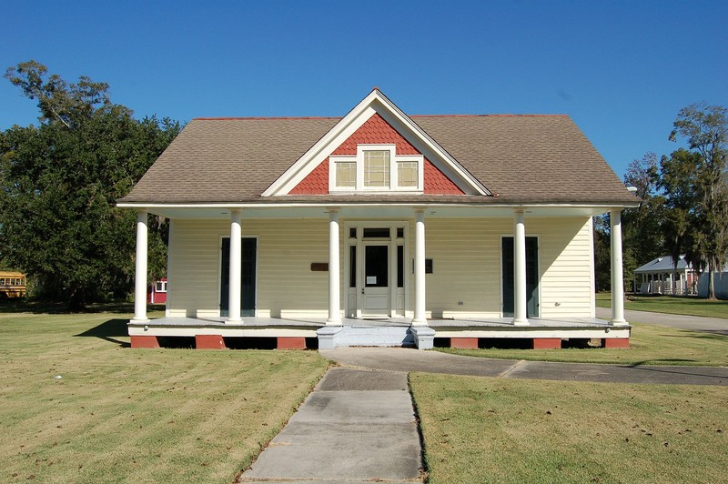 The Ducros House was built ca. 1900 and is named after Dr. Louis A. Ducros, a physician who had a tremendous impact on the health of St. Bernard residents.
Photo: Wikipedia Commons