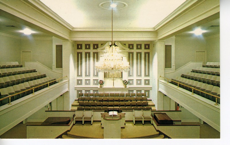 The sanctuary after renovations in 1966. Courtesy of the Kenova Historical Commission. 