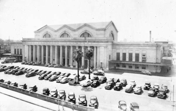 The front of the terminal and the Lee Street Viaduct in 1946.