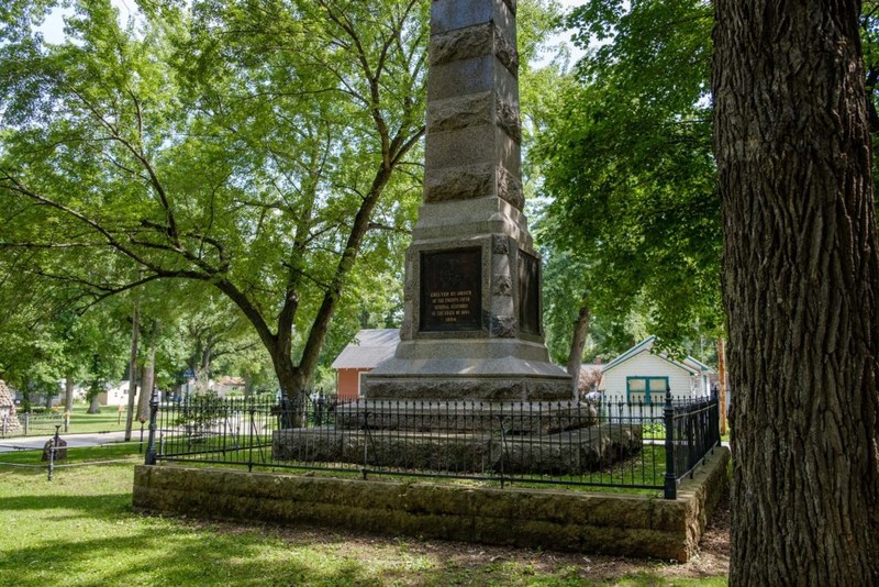 Sculpture, Woody plant, Memorial, Trunk