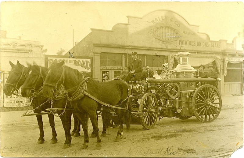 A San Jose Fire Department horse-drawn steam-powered fire engine, 1911 (image from the Sourisseau Academy)