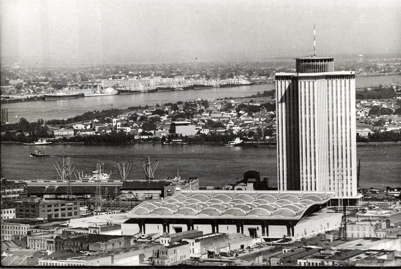 The building as it looked in 1969-1970. Matt Anderson, photographer. Mississippi River from Plaza Tower, New Orleans, LA. Circa 1970. Southeastern Architectural Archive, Special Collections Division, Tulane University Libraries.