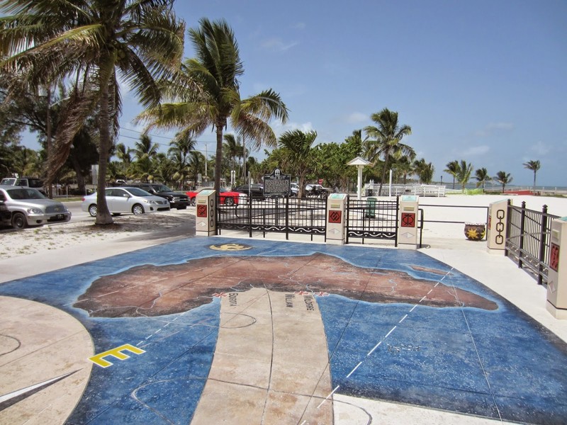 An interpretation of the slave trade’s maritime route is displayed on a concrete base, while there is a tile mural in the platform riser.