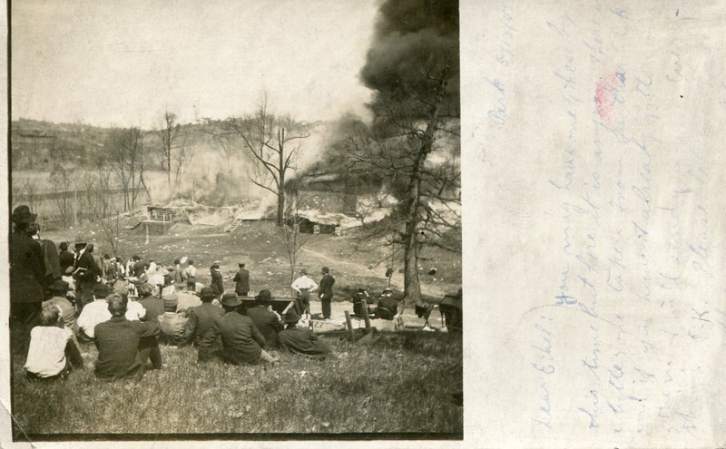A photo of the Sherwood House fire in 1907.