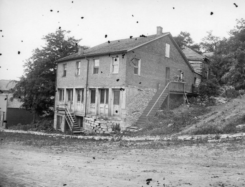 Photograph before renovations. The roof was slanted and not flat like currently.