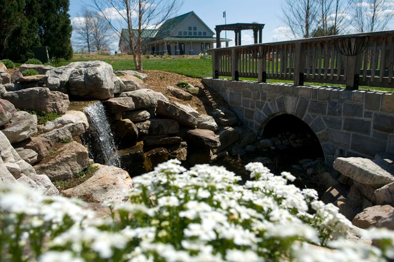 The Peggy Lee Hahn Garden Pavilion; image by Kim Peterson - Virginia Tech Office of Visual and Broadcast Communications, CC BY-SA 3.0, https://commons.wikimedia.org/w/index.php?curid=5864712