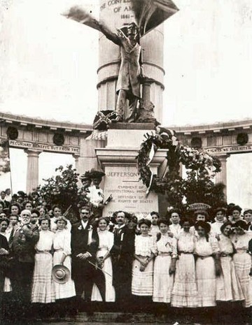 Attendees at the unveiling of the Jefferson Davis Monument in 1907.