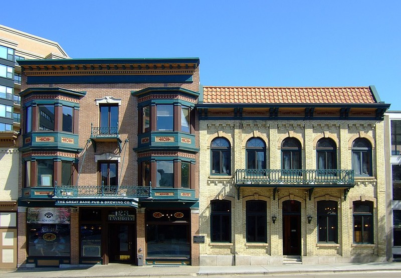 2009 photo of front of Fess Hotel building in two remaining parts, by James Steakley