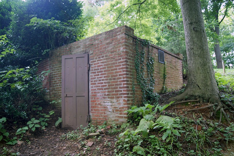 Vault at Mount Zion Cemetery by Elliot Carter on Atlas Obscura (reproduced under Fair Use)