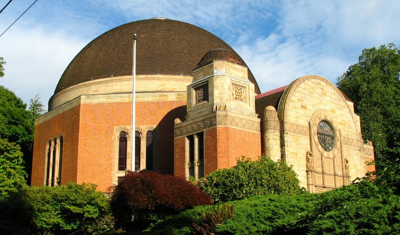 Congregation Beth Israel was founded in 1858. The current temple was built in 1928, a few years after the previous structure was destroyed in a fire. Photo: Wikimedia Commons