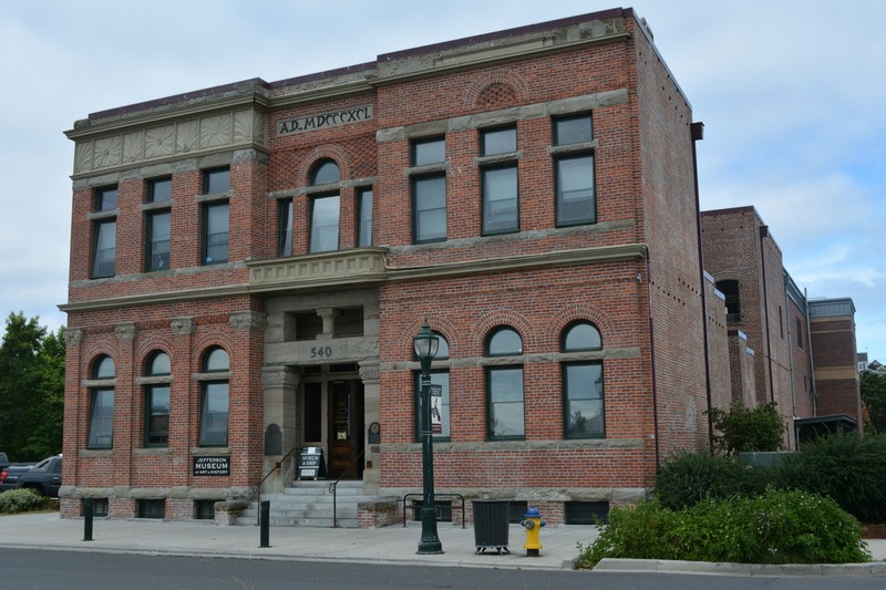 The Jefferson Museum of Art & History is housed in the former City Hall building, which was constructed in 1891.