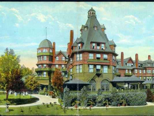 The original hotel in a postcard from the early 1900s.