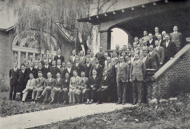 Group of Baptist ministers standing in front of the Jarrett House, 1927