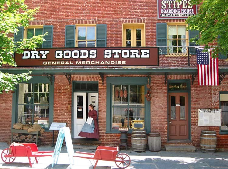 Today the building is interpreted as a dry goods general store. Image obtained from panoramio.com.