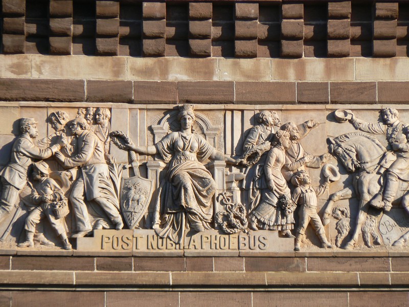 The south side frieze depicting soldiers and sailors returning home from the ware. 