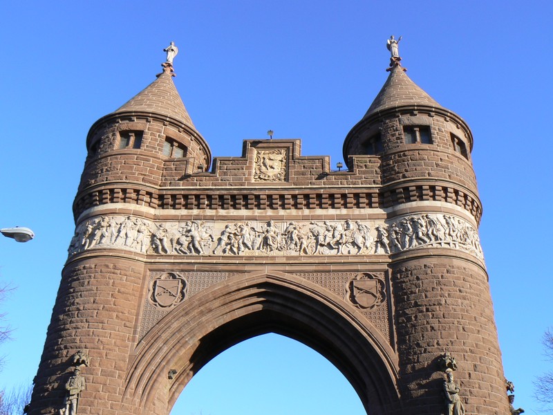 Decorative elements on the South side of the arch honoring the infantry and the cavalry.   