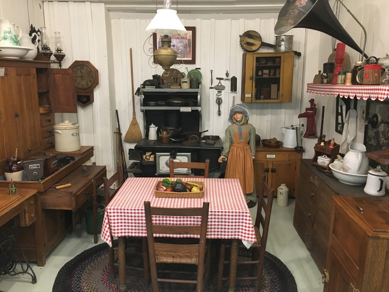 The kitchen of the early 1900s began to look more light today’s modern kitchens, with appliances such as stoves and ice boxes.