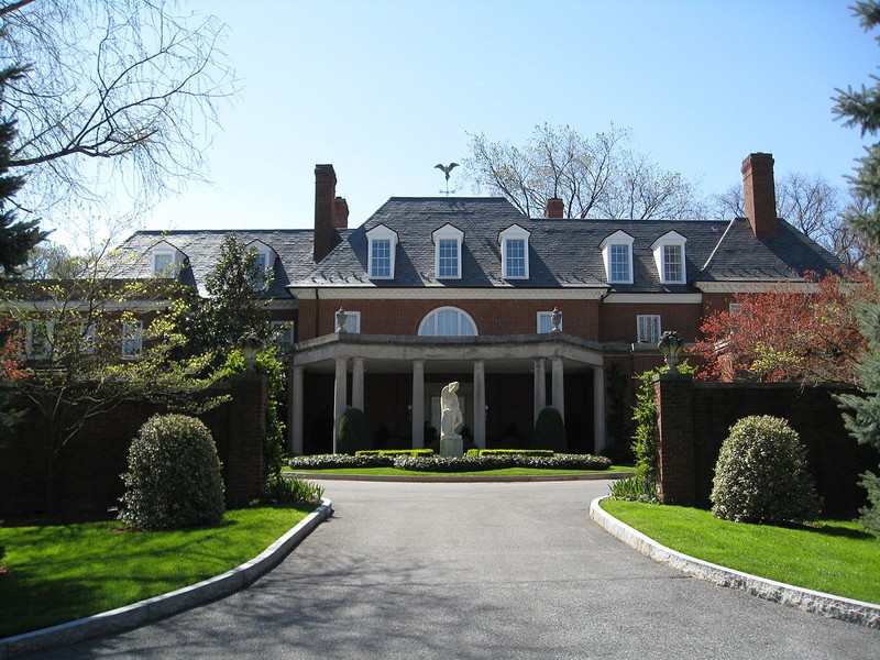 The Hillwood Mansion was built in the 1920s but designed in ithe Georgian architecture style of early America. Post renovated the mansion to be her museum in the 1950s. Wikimedia Commons.