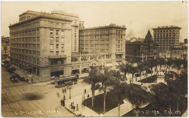 The hotel in the 1930s, before the addition of its radio towers, in a postcard. A streetcar is visible on adjacent Broadway street.