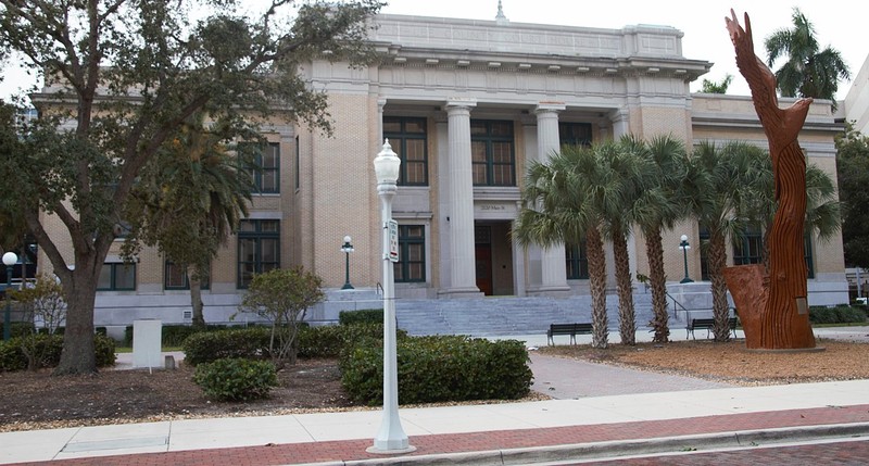 The Old Lee County Courthouse was built in 1915 and is a good example of Neoclassical Revival architecture.