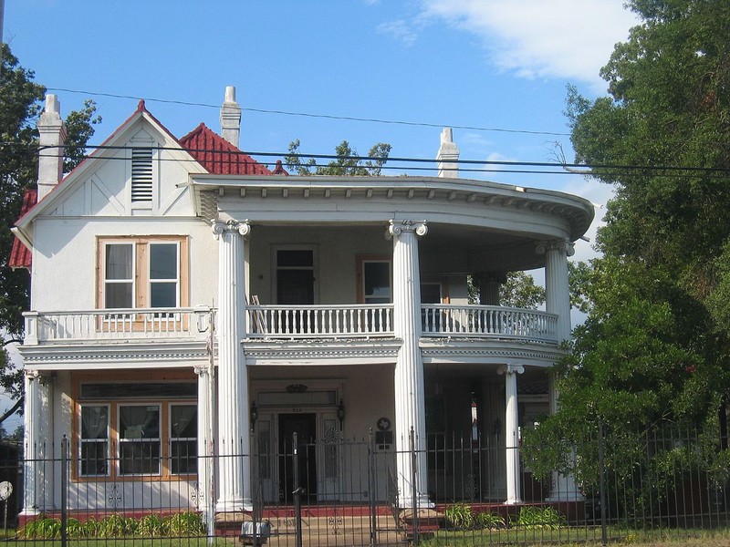 Hochwald House was built in 1894 by Isaac Hochwald, who was a successful businessman and a prominent member of the local Jewish community.