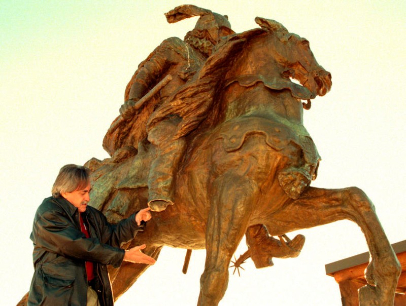 Vandalized statue of Onate in 1998