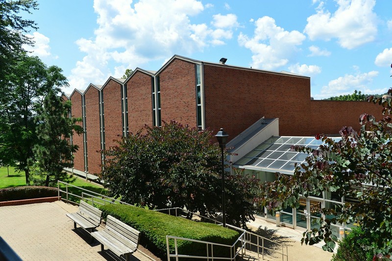 Smith Music Hall on the west side contains classrooms, rehearsal rooms, and an auditorium for the Music Department.