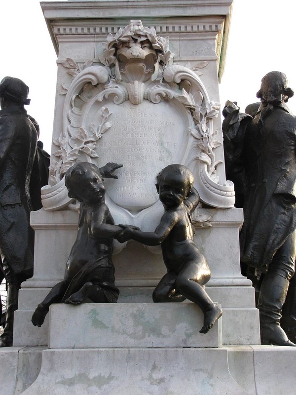 Two cherubs underneath a thank you inscription from Congress.