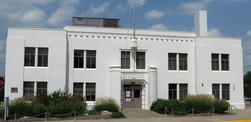 2009 photo of main facade of National Guard Armory, fronting Ash Street (by HornColumbia)