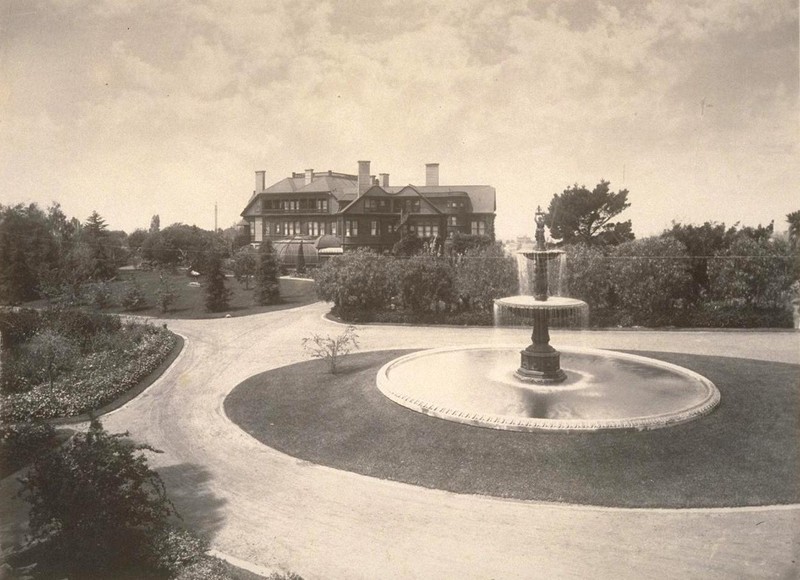 The Smith's estate, Arbor Villa, and their home, Oak Hall, which was demolished in 1932.
